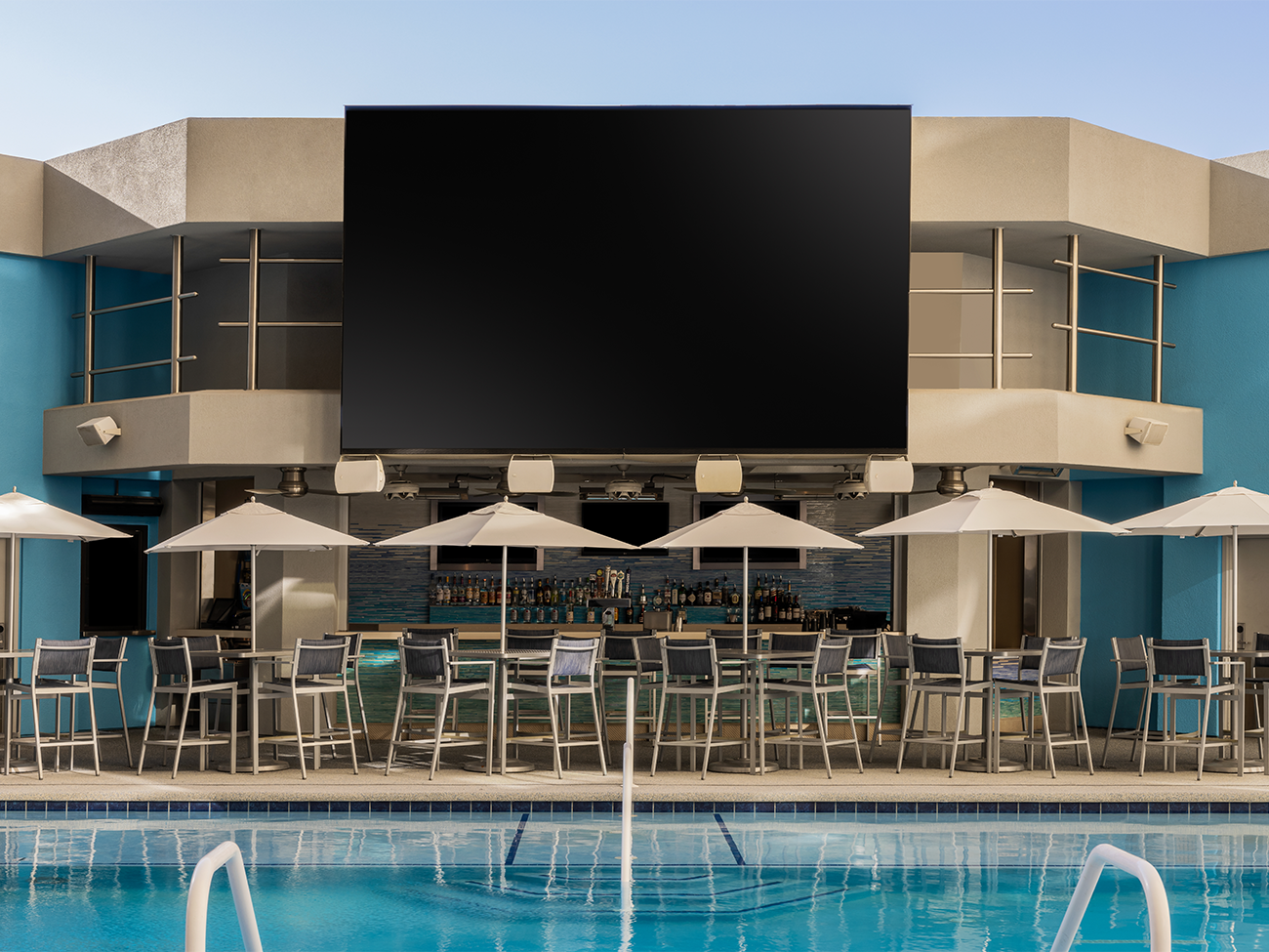 5th Floor Outdoor Pool and Bar & Grill